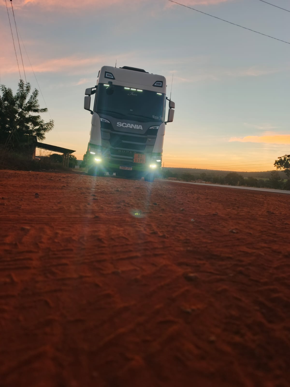 Caminhão monitorado com luzes acesas na estrada