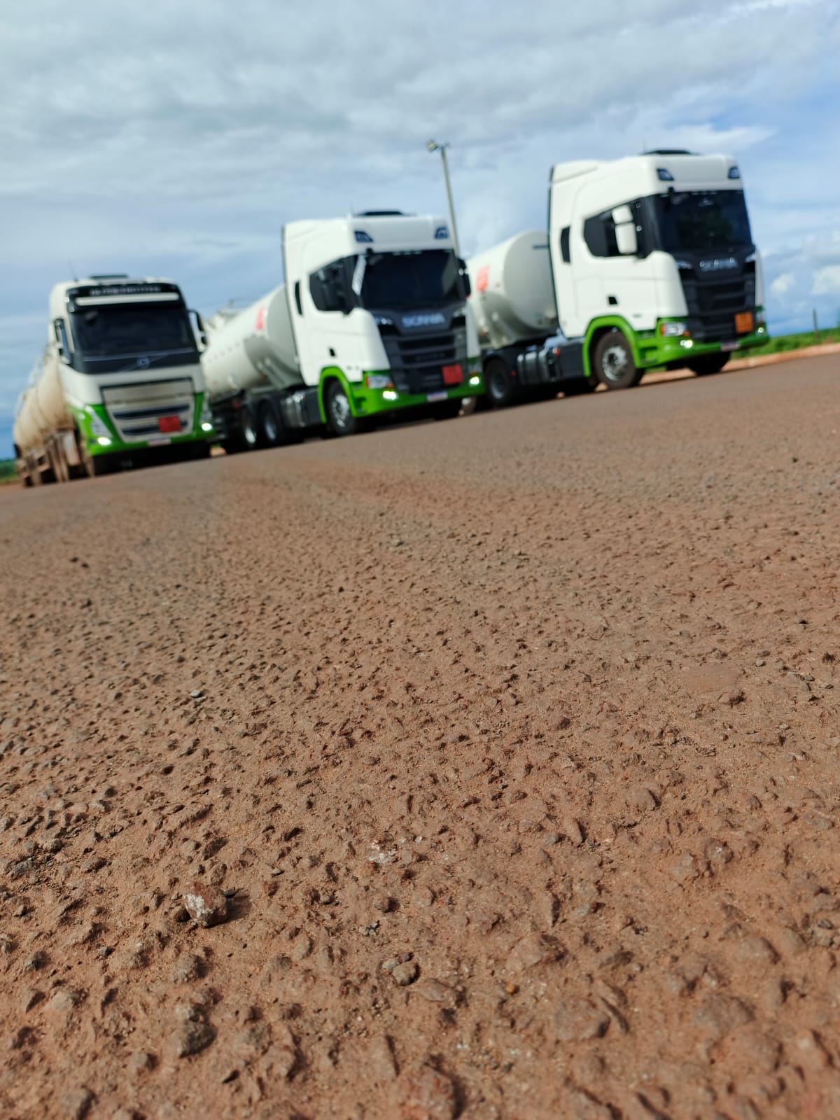 Caminhões-tanque estacionados no pátio